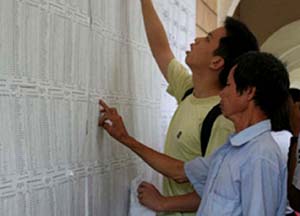 Cử tri xã Sơn Thủy xem danh sách cử tri tại tổ bầu cử xóm Khoang.